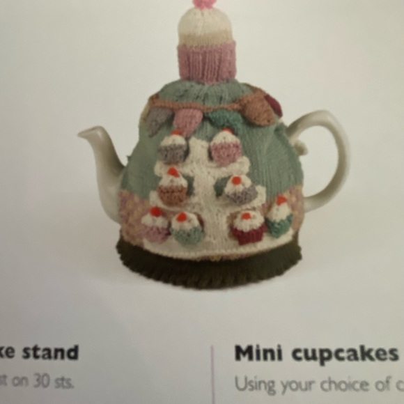 Adorable little book of patterns to knit tea cozies🧶 - Picture 12 of 14